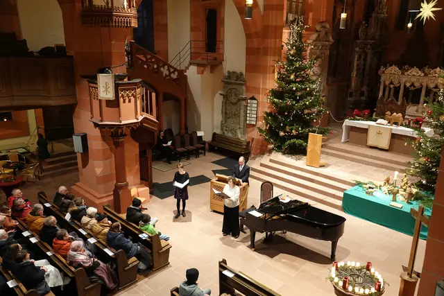 Das Ensemble mit Carsten Klomp an Klavier und Orgel, Sonja Miranda Martinez (Sopran) sowie Bianca Schütz (Alt und Querflöte) begeisterte mit gefühlvollen Interpretationen traditioneller Weihnachtsmusik und brillierte ebenso bei anspruchsvollen Orchesterstücken. 