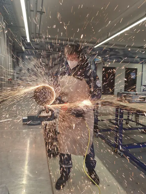 Umgang mit dem Trennschleifer. | Foto: Jannik Trunk