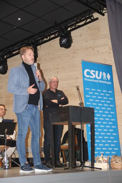 Landtagsabgeordnete Martin Stock begrüßt die große CSU Schar | Foto: Hilmar Rothermich