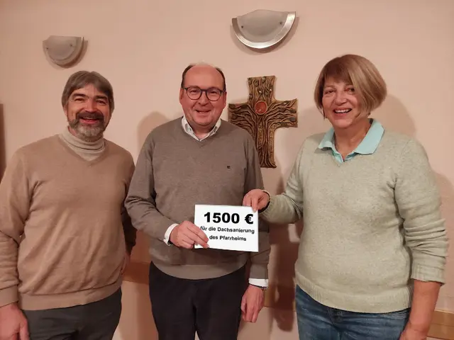 Elfriede Rothermich vom Team Tansania bei der Spendenübergabe an Pfarrer Matthias Rettinger und Kirchenpfleger Robert Faust | Foto: Horst Markert