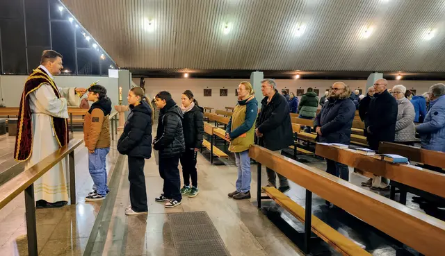 Am Brudermontag empfangen die neu aufgenommenen Bruderschaftsmitglieder von Präses Pfarrer Jan Kölbel den Einzelsegen mit der Sebastians-Reliquie.