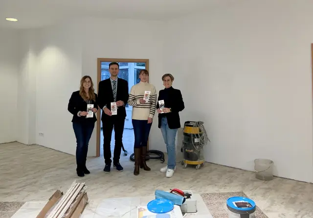 Die zukünftige Praxisinhaberin Isabell Krebs (2.v.r.) zeigt Bürgermeister Martin Diblik sowie Sinja Göltl und Leonie Rodemers (l.) vom Medizin(er)-Netzwerk die noch in Renovierungsarbeiten befindlichen Praxisräume.

 | Foto: Landratsamt Neckar-Odenwald-Kreis	