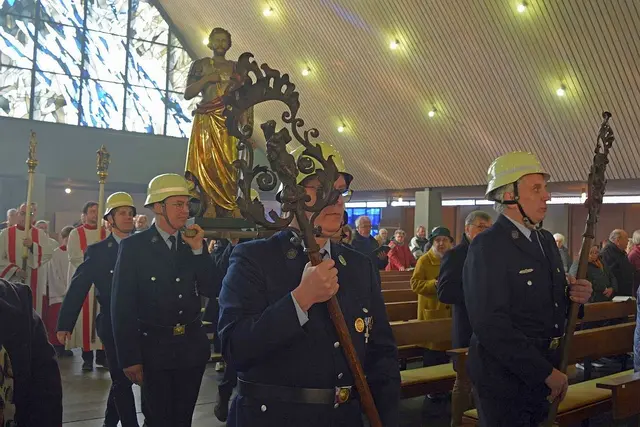 Beim traditionellen Umgang während des Hochamtes wird die Sebastiansfigur von der Freiwilligen Feuerwehr mitgetragen, gefolgt von den barocken Statuetten der Heiligen Sebastian und Rochus. | Foto: Martin Scharbert