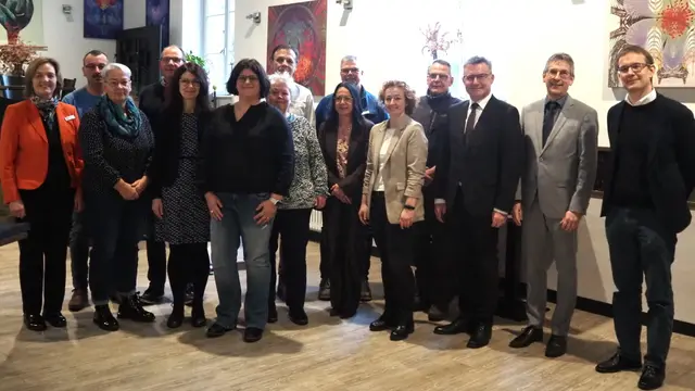 Ihre 25- und 40-jährigen Dienstjubiläen feierten jüngst sieben Mitarbeiterinnen und Mitarbeiter im Landratsamt Neckar-Odenwald-Kreis. Zudem verabschiedete Landrat Dr. Achim Brötel auch Heiko Keller und Ingeborg Romeiß in den Ruhestand. 


 | Foto: Landratsamt Neckar-Odenwald-Kreis