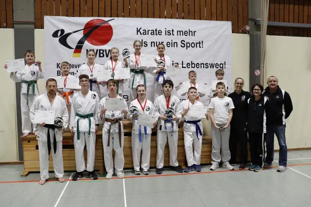 Die erfolgreichen Karatekas mit ihren Bereuerinnen und Dojo Leiter Wolfgang Bundschuh.