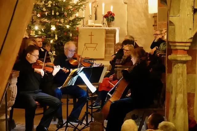 BU: Mit Musik ins neue Jahr eingestimmt in der 1000-Jahre alten Wehrkirche in Urphar. Foto Roland Schönmüller 