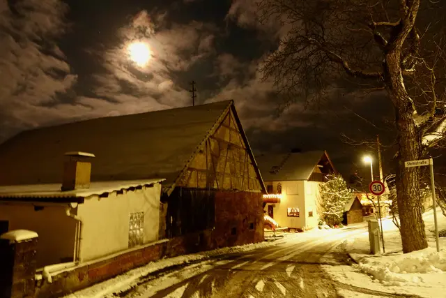 Auf dem Weg durch die Gassen geschah etwas Merkwürdiges, fast Unmerkliches: Ein Gedicht, das man seit Jahrzehnten kennt, trat aus dem Hintergrund hervor.