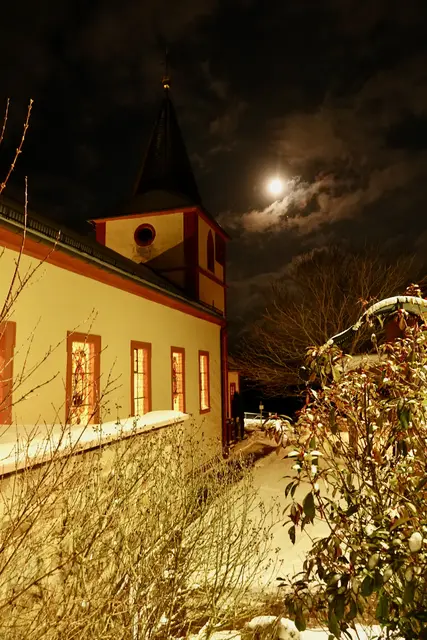 Draußen warteten minus drei Grad Celsius, die Art von Kälte, die nicht beißt, sondern klärt. Heppdiel lag still, als hätte jemand die Welt für einen Moment auf Standbild gestellt.