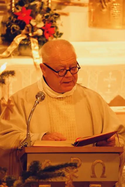 In der kleinen Kirche von Heppdiel stellte Pfarrer Artur Fröhlich im Vorabend-Gottesdienst den Satz an den Anfang, der selbst vom Anfang spricht: „Am Anfang war das Wort.“