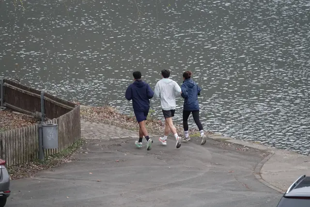 Vielleicht liegt darin der eigentliche Zauber. Nicht im Kalorienverbrauch, nicht im Trainingseffekt, sondern in der stillen Behauptung, dass man dem Winter etwas entgegensetzen kann. Ein paar Schritte, ein paar Atemzüge, ein paar Minuten, die nur einem selbst gehören. Und wenn später die Sonne über den Hügeln auftaucht, hat man das Gefühl, ihr etwas voraus zu sein – nicht viel, aber genug, um den Tag mit einem inneren Augenzwinkern zu beginnen.