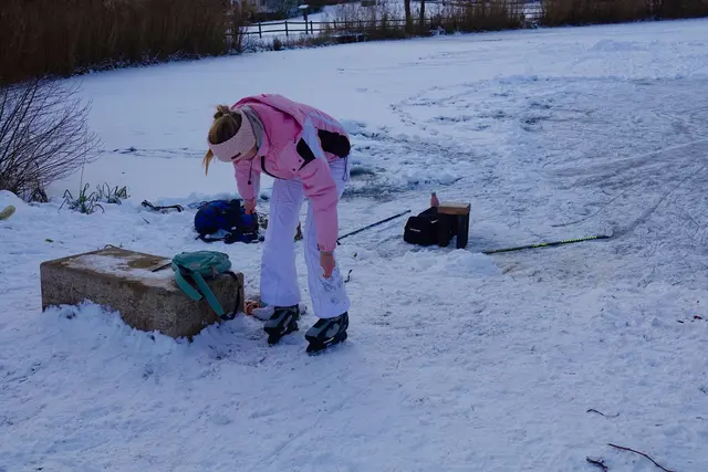 Über dem ehemaligen Klosterteich liegt eine dünne Eisdecke, in deren Mitte sich eine kleine Schar mutiger Schlittschuhläufer und Eishockeyspieler tummelt. Die Szenerie wirkt beinahe filmisch, wäre da nicht die beklemmende Leere am eisfreien Rand. 