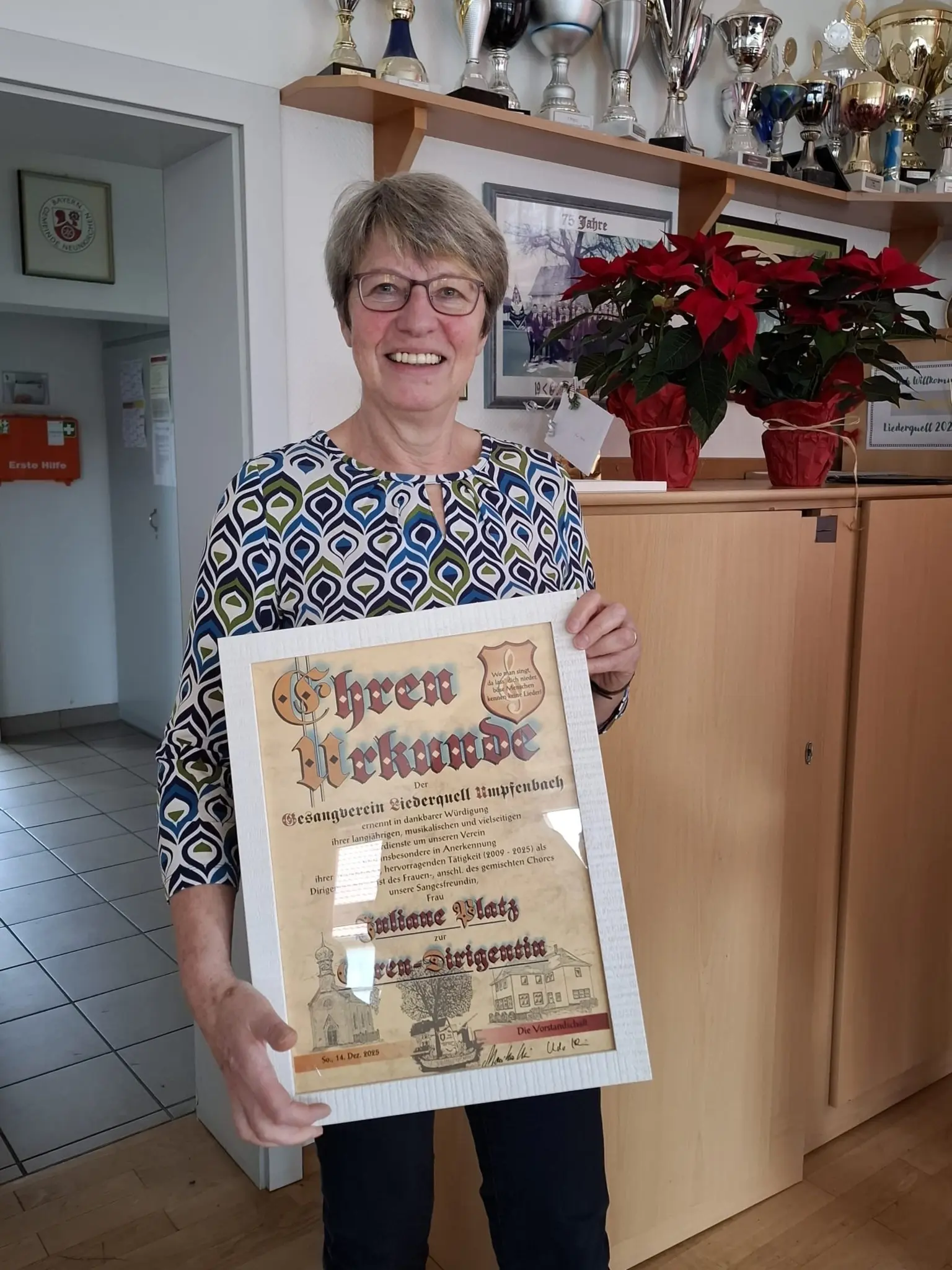 Juliane-Platz-ist-Ehrendirigentin-des-Chores-Happy-hour-Umpfenbach