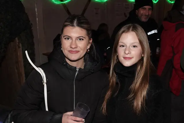 Die Après‑Ski‑Party der Freiwilligen Feuerwehr Heppdiel war ein voller Erfolg:
ehrlich, winterlich, ein bisschen verrückt und wunderbar bodenständig.
Kein künstlicher Schnee, keine Alpenkulisse — nur echter Winter, echte Menschen und eine Feuerwehr, die weiß, wie man ein Dorf zusammenbringt. 