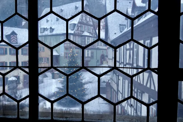 Der Ursprung des Dreikönigsfestes reicht bis in die frühen Jahrhunderte des Christentums zurück. Seit dem Mittelalter ist der sechste Januar als Fest der Epiphanie ein bedeutsamer Tag im Kirchenjahr, an dem die Erscheinung Christi als Licht der Welt gefeiert wird. Im Laufe der Zeit haben sich regionale Bräuche und Rituale entwickelt, die auch das Fest in Miltenberg besonders prägen.