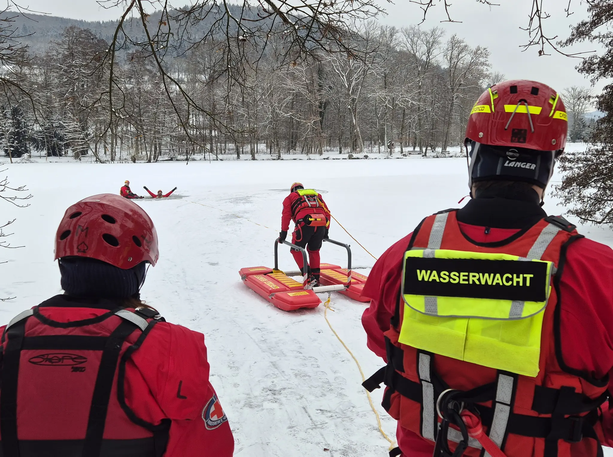 BRK-Wasserwacht-warnt-vor-dem-Betreten-von-Eisfl-chen