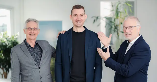 Generationenwechsel mit Weitblick: André Rüttiger (Mitte) leitet den News Verlag nun gemeinsam mit seinem Vater Charles Henri Rüttiger (links). Verlagsgründer Stefan Rüttiger (rechts) übernimmt vollständig die News Innovativ GmbH. | Foto: News Creativ