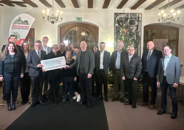 Übergabe des Spendenerlöses aus dem Benefizkonzert des Landespolizeiorchesters an das Frauen- und Kinderschutzhaus | Foto: Stadt Mosbach