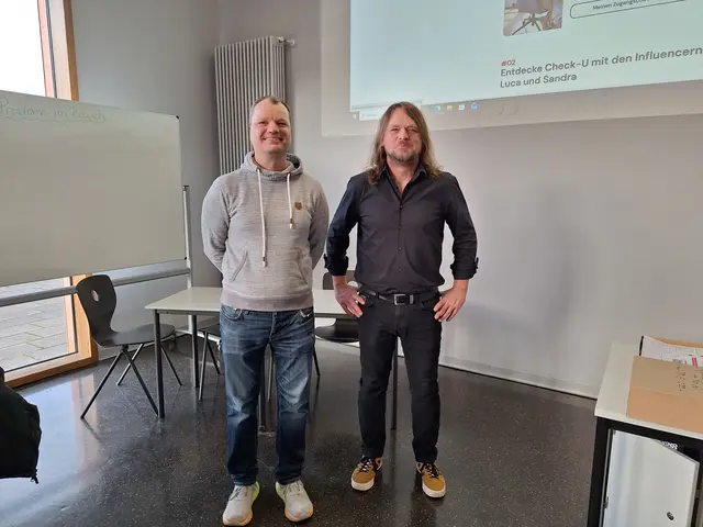 Die beiden Herren von der Berufsberatung: Berufsberater Andreas Poser (links) sowie Dirk Neis vom DigiBIZ Saarbrücken (rechts). | Foto: Rainer Schäfer