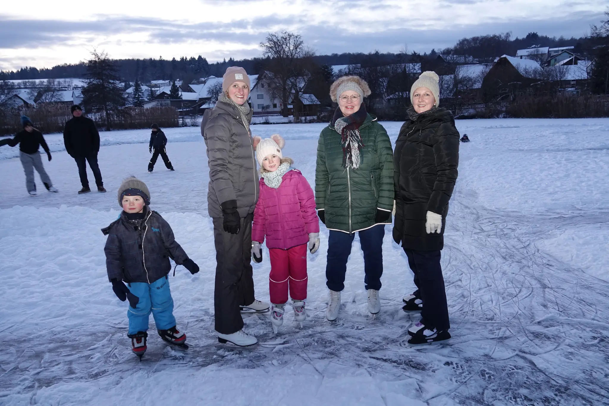 Glitzernde-K-lte-und-w-rmende-Herzen-am-Gottersdorfer-Weiher-