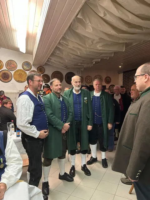 Ehrung der Gründungsmitglieder der Böllergruppe Eschau
v. l.: Dirk Birkholz, Sebastian Wehren, Hans-Georg Wehren, Johannes Klemm