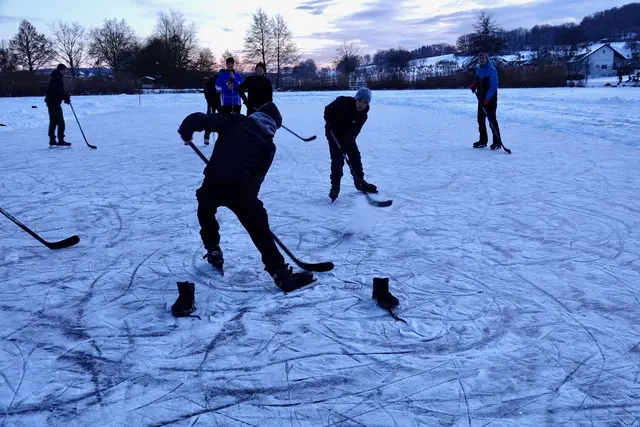 Winterwunderland lockt Groß und Klein – Minustemperaturen bringen Menschen und Eiszapfen zusammen