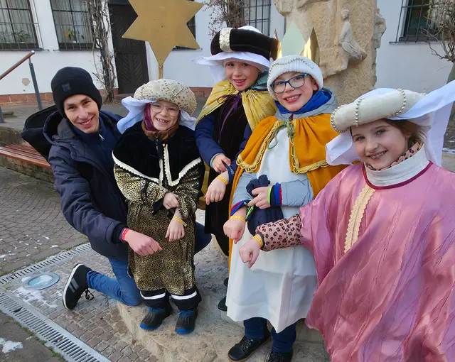 "Schaut, das sind unsere Segensbändchen, die wir als Sternsinger tragen" | Foto: Martin Sommer