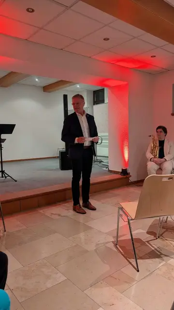 Erster Bürgermeister Dietmar Fieger bei der Festansprache im Foyer der Stadthalle Obernburg. Rechts: Ausnahmemusiker Adrian Dederer, der für die musikalsiche Untermalung sorgte | Foto: Katja Zöller