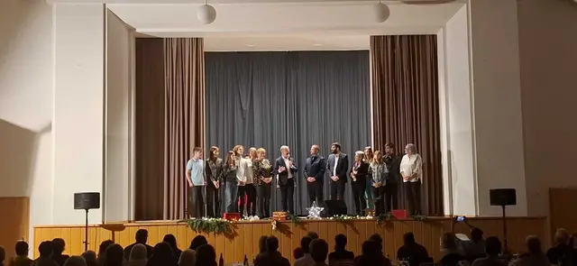 Erster Bürgermeister Dietmar Fieger beim Schlusswort auf der Bühnen - mit einigen Vereinsmitgliedern. | Foto: Katja Zöller