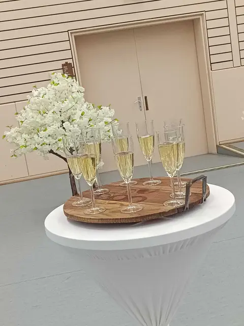 Nach dem offiziellen Teil boten Imbiss und Umtrunk den passenden Rahmen für einen regen Gedankenaustausch in geselliger Runde.“