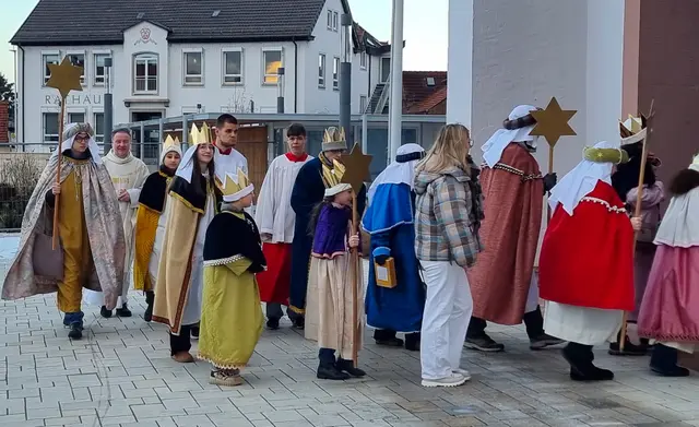 Einzug der Sternsinger mit Pfarrer Kycia | Foto: Susanne Kiesel