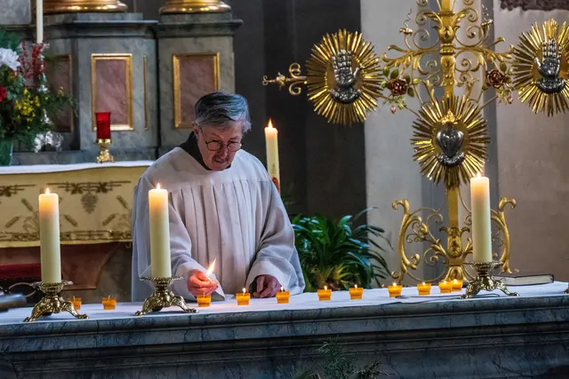 1. Brudermeister Martin Winkler zündet für jeden im Jahre 2025 verstorbenen Sodalen ein Licht an: für Josef Falch, Christian Mucha, Ivo Trützler, Klaus Hench, Ludwig Knapp, Josef Stanek, Edwin Berberich, Winfried Schneider, Wilhelm Otto Keller und Ottmar Roth. 