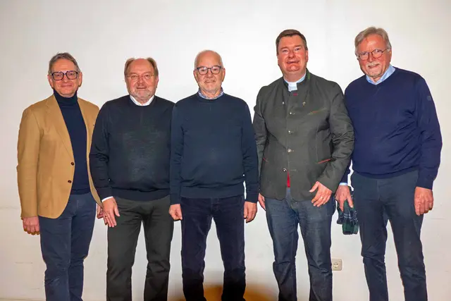 Neu im Amt bei der 5-Wunbden-Bruderschaft Miltenberg: 1. Brudermeister Karlheinz Zöller (Mitte), 2. Brudermeister Helmut Demel (Zweiter von links), Schatzmeister Theo Schäfer (rechts), links im Bild Versammlungsleiter Bürgermeister Bernd Kahlert, Präses Pfarrer Jan Kölbel (Zweiter von rechts).
