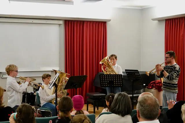 Die Luft vibrierte, das Blech leuchtete – und für einen Augenblick schien es, als würde der Wind draußen den Takt mitnehmen: Johann Heinrich Buttstedts „Menuett in B-Dur“ wurde mit beeindruckender Klangfarbe von Jona Schöffler (Trompete), Noel Krug (Tuba), Fabian Beißler (Euphonium) und ihrem Lehrer Michael Geiger (Trompete) aufgeführt. 
Foto Roland Schönmüller 