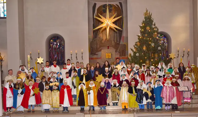 Die große Schar der prächtig gekleideten Sulzbacher Sternsinger nach dem Aussendungsgottesdienst mit Pfarrer Kycia | Foto: Alfred Sommer