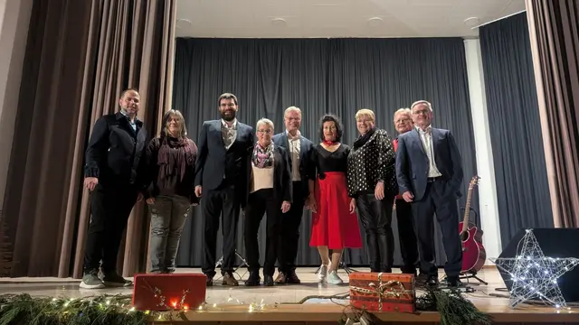 Die Vereinsvorstandschaft mit den EhrengästInnen.
V.l.n.r.: Andrea Faggiano (1. Vorsitzender), Nicole Weigl (Unterfränkische Bezirksvertretung des Landeselternverbandes der Realschulen in Bayern), Alexander Zöller (Kassenwart), Maria Schober (Schriftführerin), Dietmar Fieger (Erster Bürgermeister der Stadt Obernburg), Rose Neu, Katja Zöller (2. Vereinsvorsitzende), Dieter Ehrenfels (Vizepräsident der Handwerkskammer für Unterfranken), Walter Wölfelschneider (Stadtrat von Obernburg, Beiratsmitglied im Heimat- und Verkehrsverein Obernburg) | Foto: Katja Zöller