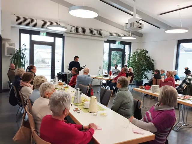 Frühstücksrunde mit Pater Nelson | Foto: H. Pflegshörl