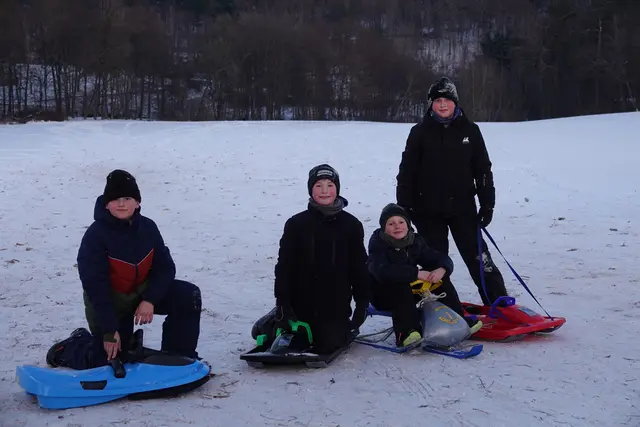 Auf einer Rodelwiese bei Windischbuchen entfaltet sich ein lebendiges Tableau, das an jene übervollen, atmenden Winterbilder erinnert, die Brueghel mit so viel Menschenkenntnis malte. Rote Nasen, bunte Schlitten, fliegende Mützen, kreischende Kurven – ein Durcheinander, das zugleich vollkommen geordnet wirkt, weil es dem Rhythmus des Winters folgt. 