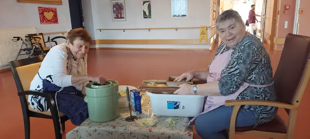 Renate Brettschneider und Irmgard Herkert machen Sauerkraut ein. | Foto: ASB Region Heilbronn-Franken