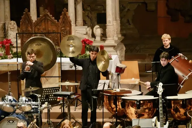 
Das Symphonische Blasorchester Lengfurt unter der Leitung von Michael Geiger begeistert mit majestätischen Klängen beim Neujahrskonzert in der Wertheimer Stiftskirche. 

Mitreißende Spielfreude: Die Musiker entführen das Publikum in fantastische Klangwelten und sorgen für einen festlichen Jahresauftakt. 
