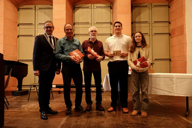 Besondere Ehrungen beim Miltenberger Neujahrsempfang 2026 von Bürgermeister Bernd Kahlert (v.l.) Michael Walter, Wolfgang Neuberger, Jonas Druckmiller und Emilia Pache.
Foto Roland Schönmüller 
