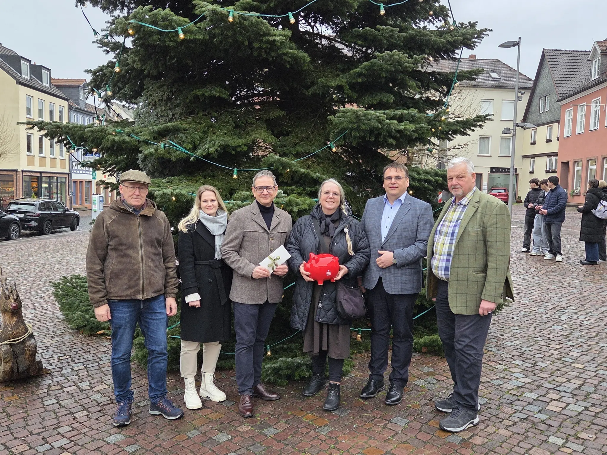 Der-Begehbare-Adventskalender-begeistert-G-ste-und-Einheimische