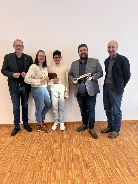 Spendenübergabe mit den Vorständen Michael Bein und Michael Schüßler und Bastian mit seiner Mutter sowie MdL Thomas Zöller. | Foto: K. Radke