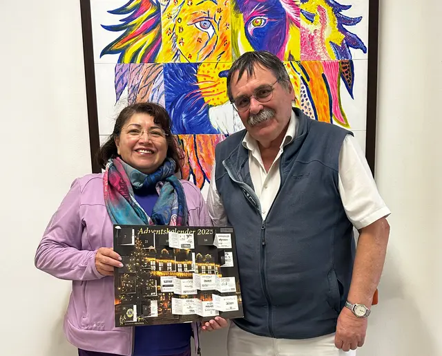 Frau Mercedes Falch aus Kirchzell, Hauptgewinnerin des Lions-Adventskalenders 2025, mit Dr. Florian Herrmann bei der Übergabe des Reisegutscheins. | Foto: Dr. Florian Herrmann