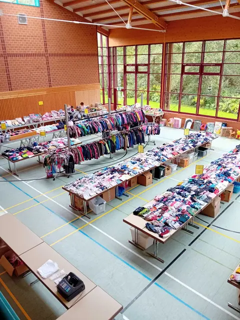 Blick von oben auf einen Teil des Basarangebotes