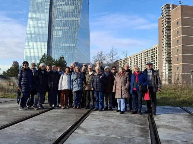 Die Wanderfreunde vor der Zentralbank | Foto: Wolfgang Giegerich