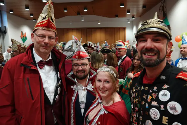 Rosenberg war auch zugegen mit einer Abordnung der „Rouschebercher Milchsäuli“: Caro und Joel mit skurrilem Gefolge. Foto Roland Schönmüller 
