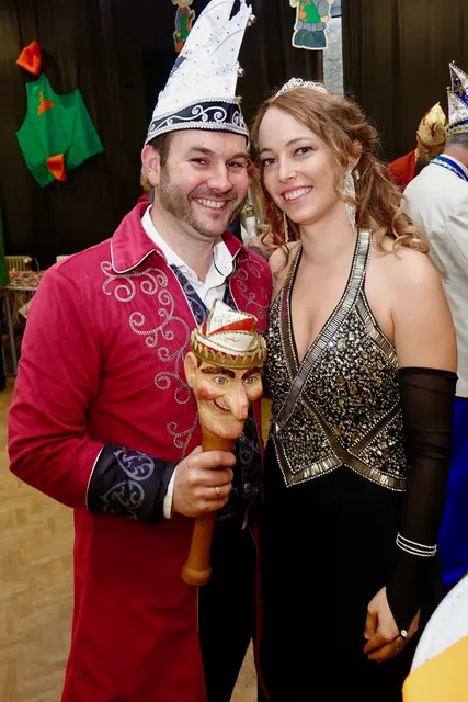Mit einem warmen, zugleich würdevollen Auftakt begann in der Brunnenstadt die diesjährige Narrenring Kampagne. Hier Vertreter von „die Schnocke Königshofen“ mit dem Prinzenpaar Sina und Sebastian. Foto Roland Schönmüller 