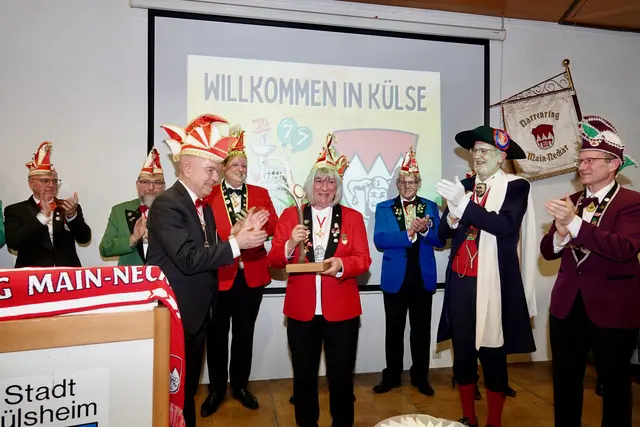 Ein besonderer Moment war die Verleihung des Ehren Tills, der alle zwei Jahre vergeben wird, an Heike Seifert aus Lauda – erstmals in der Geschichte an eine Frau. Die Auszeichnung würdige ihr langjähriges Engagement und setze ein Zeichen für die Weiterentwicklung der närrischen Kultur,so Laudator Jörg Zwirner. Foto Roland Schönmüller 