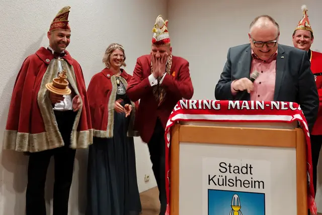 Gut gelaunt:  Prinzenpaar Maren und Martin, (Lauda), örtlicher Sitzungspräsident Alex Difloé (Külsheim),  Bürgermeister Thomas Schreglmann und Präsident Stefan Schulz. 