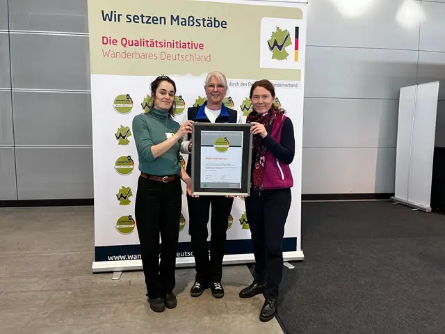 Andrea Waßmer vom Touristikverband Räuberland (m.) erhält die Urkunde zur „Qualitätsregion Wanderbares Deutschland“ von Daria Regozini (l.) und Liane Jordan (r.) vom Deutschen Wanderverband.  | Foto: Eva-Maria Bloier